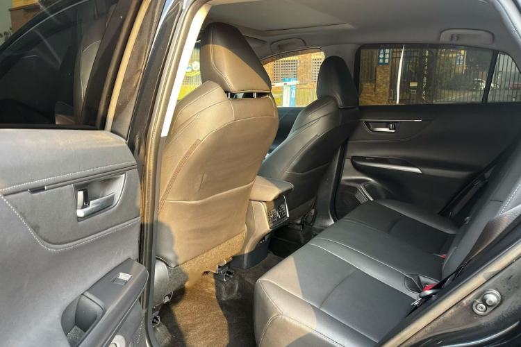 Used Toyota Venza 2023 2.0L CVT Two-Wheel Drive Luxury Edition Interior 3