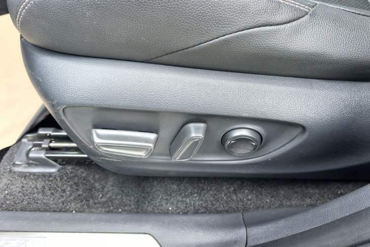 Used Toyota Venza 2023 2.5L Smart Electric Hybrid Dual-Engine Four-Wheel Drive Supreme Edition Interior 8