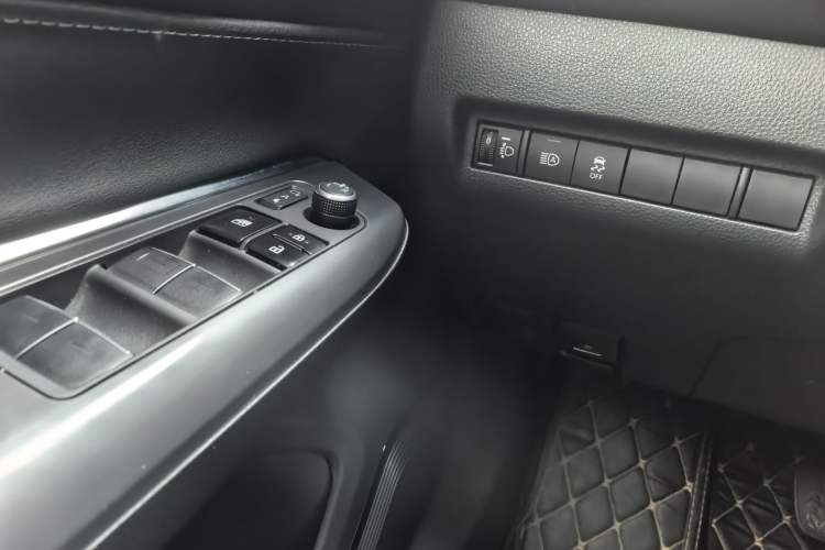 Used Toyota Venza 2023 2.0L CVT Two-Wheel Drive Luxury Edition Interior 9