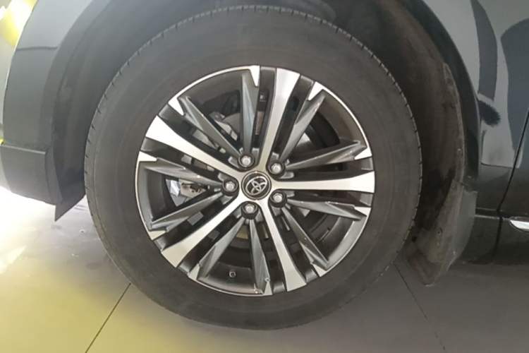 Used Toyota Venza 2023 2.0L CVT Two-Wheel Drive Luxury Edition Left Front Wheel Hub