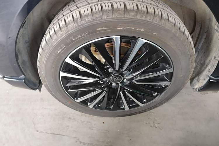 Used Toyota Venza 2023 2.5L Smart Electric Hybrid Dual-Engine Four-Wheel Drive Supreme Edition Left Front Wheel Hub