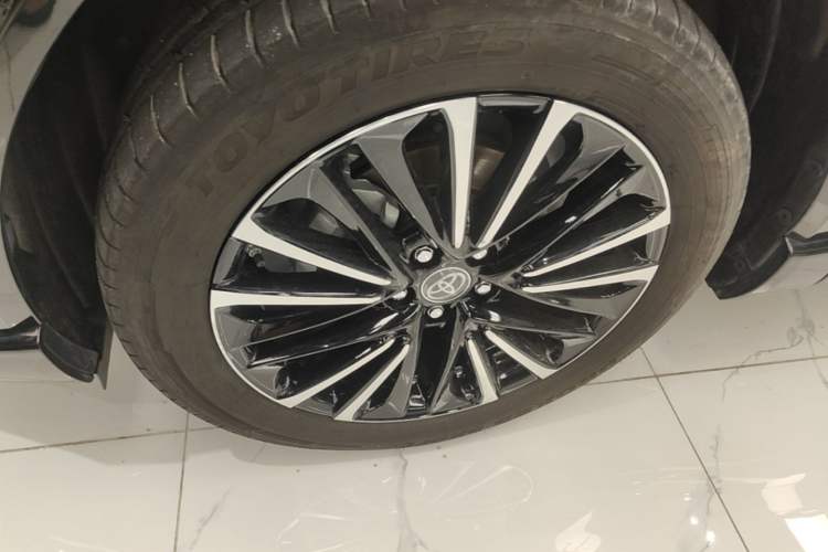 Used Toyota Venza 2023 2.5L Smart Electric Hybrid Dual-Engine Four-Wheel Drive Supreme Edition Left Front Wheel Hub