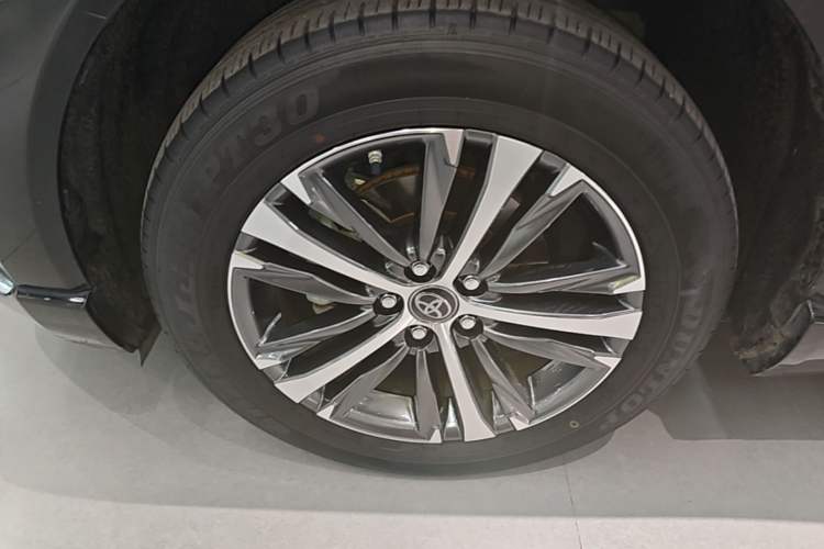 Used Toyota Venza 2023 2.0L CVT Two-Wheel Drive Luxury Edition Left Front Wheel Hub