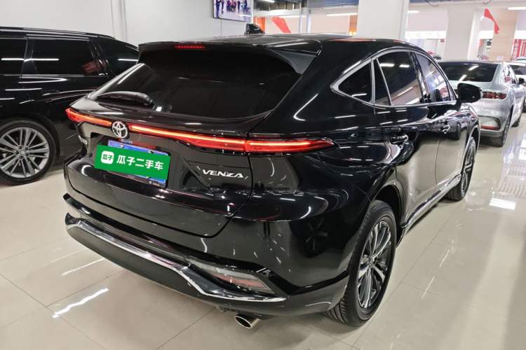 Used Toyota Venza 2023 2.0L CVT Two-Wheel Drive Luxury Edition Rear Right 45 Deg