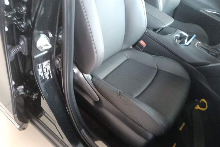 Used Toyota Venza 2023 2.0L CVT Two-Wheel Drive Luxury Edition Right Front Seat
