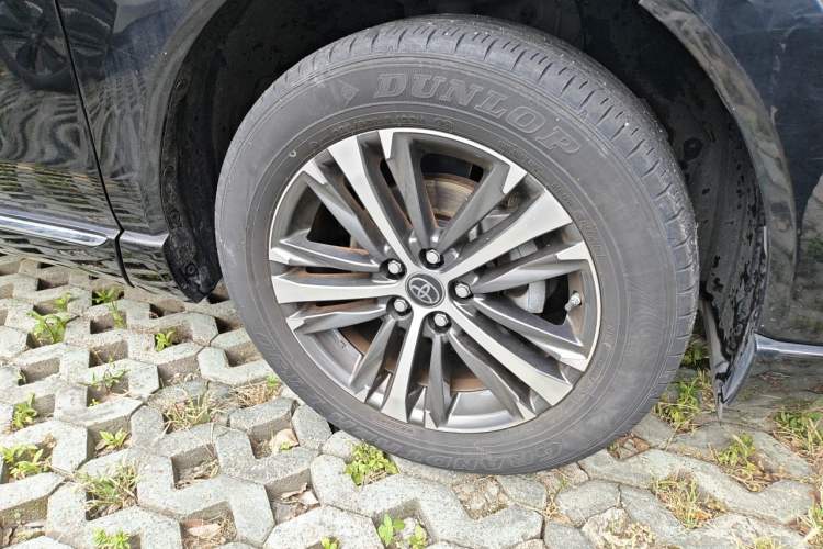 Used Toyota Venza 2023 2.0L CVT Two-Wheel Drive Luxury Edition Right Front Wheel Hub