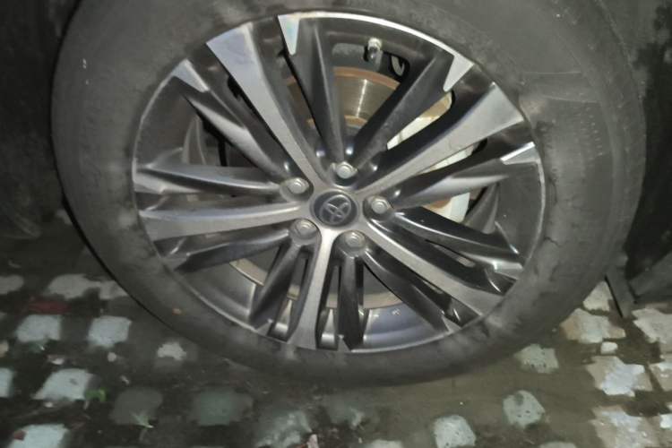 Used Toyota Venza 2023 2.0L CVT Two-Wheel Drive Luxury Edition Right Front Wheel Hub