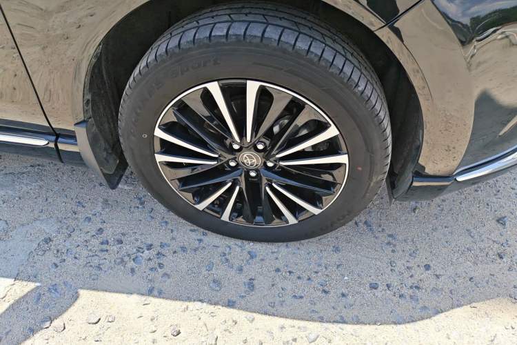 Used Toyota Venza 2023 2.0L CVT Two-Wheel Drive Prestige Version Right Front Wheel Hub