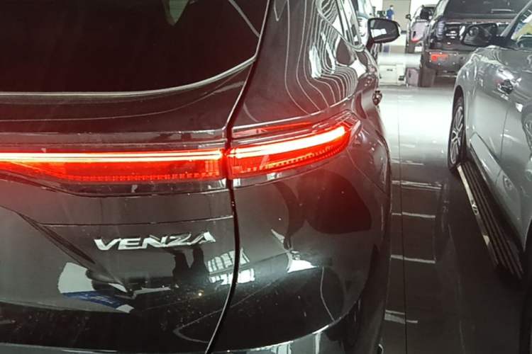 Used Toyota Venza 2023 2.0L CVT Two-Wheel Drive Luxury Edition Right Rear Taillight