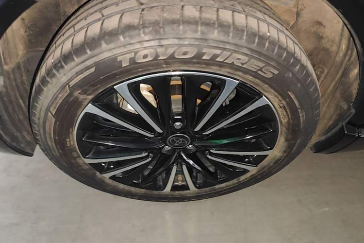 Used Toyota Venza 2023 2.5L Smart Electric Hybrid Dual-Engine Four-Wheel Drive Supreme Edition Right Rear Wheel Hub