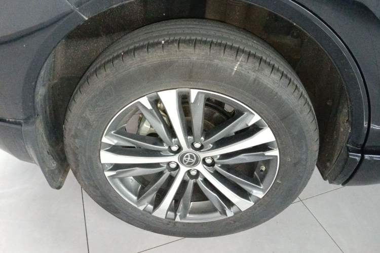 Used Toyota Venza 2023 2.0L CVT Two-Wheel Drive Luxury Edition Right Rear Wheel Hub