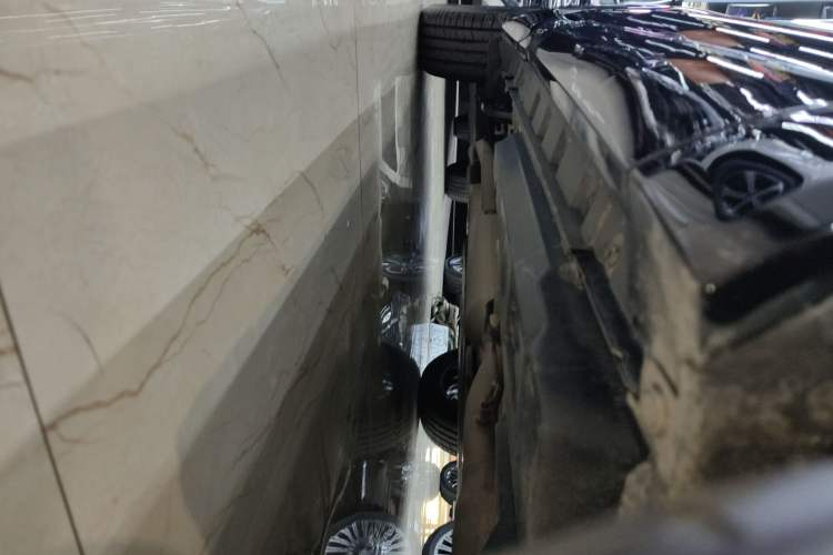 Used Toyota Venza 2023 2.5L Smart Electric Hybrid Dual-Drive Prestige Version Right Side Sill