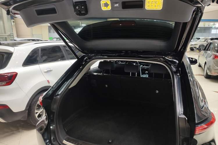 Used Toyota Venza 2023 2.0L CVT Two-Wheel Drive Luxury Edition Trunk