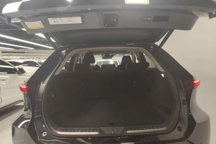 Used Toyota Venza 2023 2.0L CVT Two-Wheel Drive Prestige Version Trunk