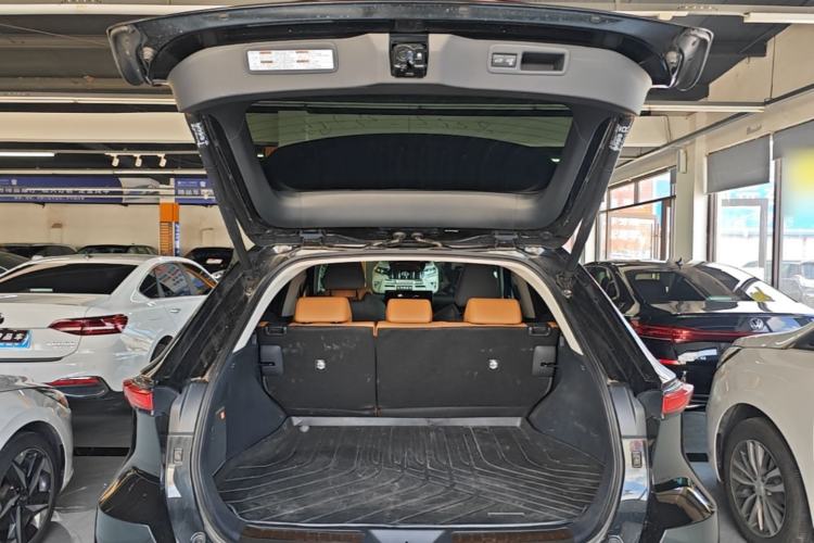 Used Toyota Venza 2023 2.0L CVT Two-Wheel Drive Prestige Version Trunk