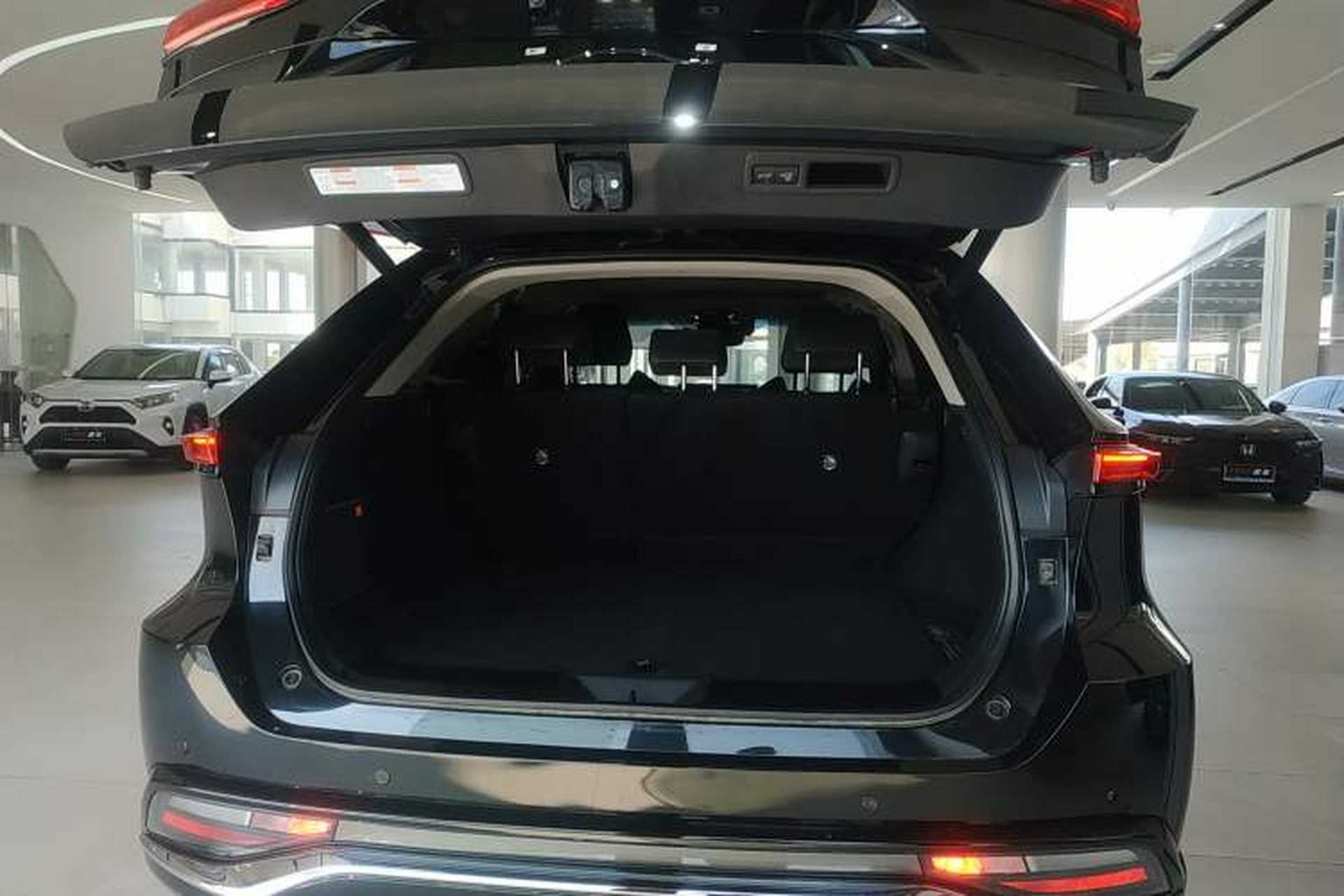 Used Toyota Venza 2023 2.0L CVT Two-Wheel Drive Prestige Version Trunk