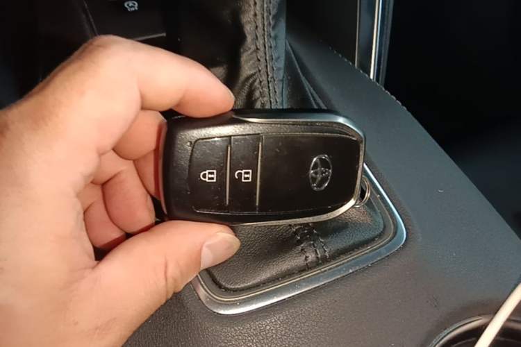 Used Toyota Venza 2023 2.0L CVT Two-Wheel Drive Luxury Edition Vehicle Key