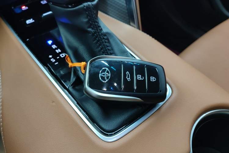 Used Toyota Venza 2023 2.5L Smart Electric Hybrid Dual-Drive Prestige Version Vehicle Key