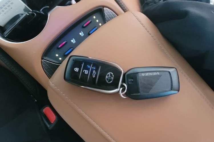 Used Toyota Venza 2023 2.5L Smart Electric Hybrid Dual-Drive Prestige Version Vehicle Key