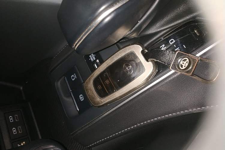Used Toyota Venza 2023 2.0L CVT Two-Wheel Drive Luxury Edition Vehicle Key