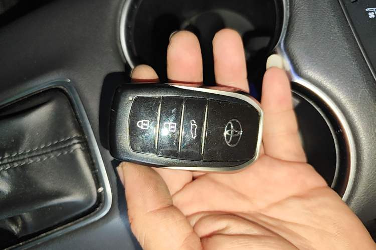 Used Toyota Venza 2023 2.5L Smart Electric Hybrid Dual-Engine Four-Wheel Drive Supreme Edition Vehicle Key