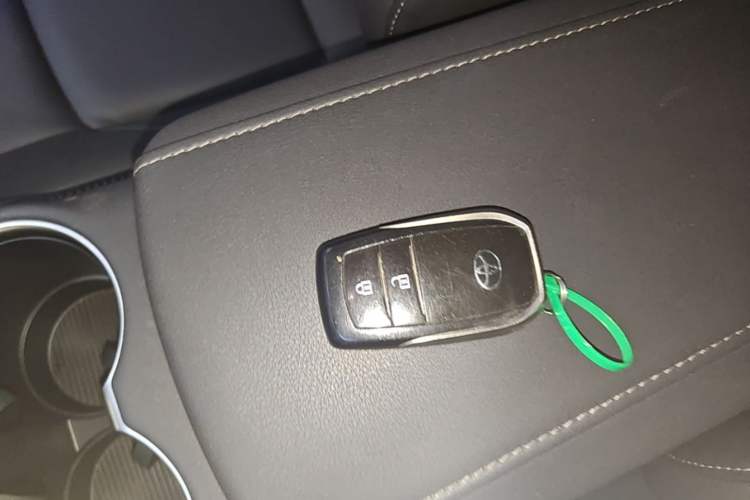 Used Toyota Venza 2023 2.0L CVT Two-Wheel Drive Luxury Edition Vehicle Key