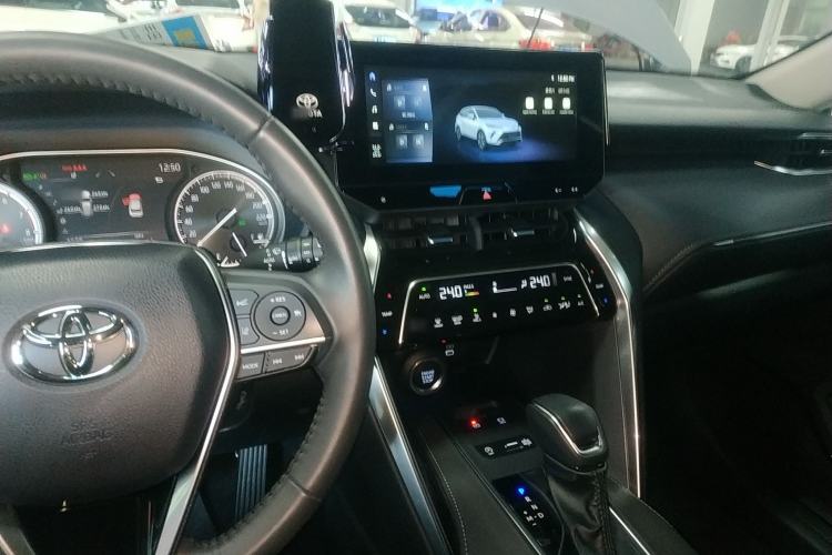 Used Toyota Venza 2023 2.0L CVT Two-Wheel Drive Luxury Edition Center Console