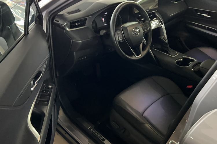 Used Toyota Venza 2023 2.0L CVT Two-Wheel Drive Luxury Edition Interior 2