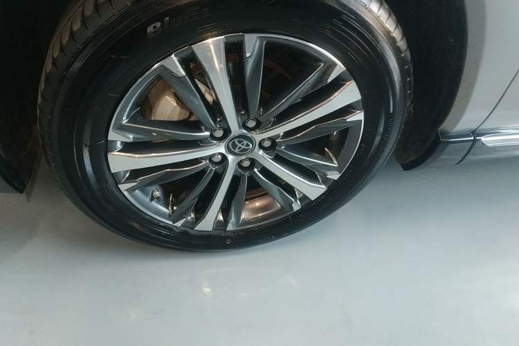 Used Toyota Venza 2023 2.0L CVT Two-Wheel Drive Luxury Edition Left Front Wheel Hub