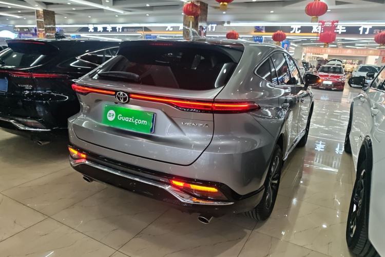 Used Toyota Venza 2023 2.0L CVT Two-Wheel Drive Luxury Edition Rear Right 45 Deg
