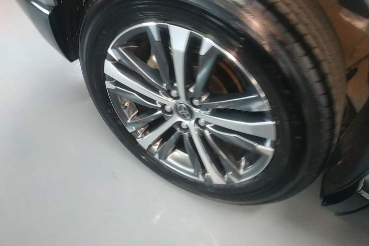 Used Toyota Venza 2023 2.0L CVT Two-Wheel Drive Luxury Edition Right Rear Wheel Hub