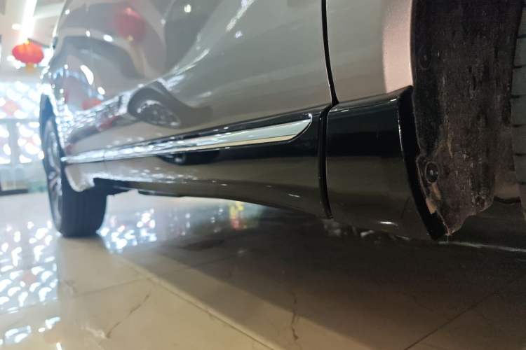 Used Toyota Venza 2023 2.0L CVT Two-Wheel Drive Luxury Edition Right Side Sill