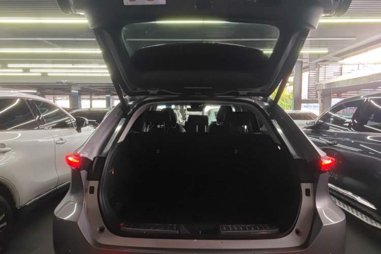 Used Toyota Venza 2023 2.0L CVT Two-Wheel Drive Prestige Version Trunk
