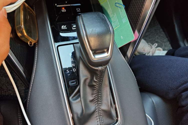 Used Toyota Venza 2023 2.5L Smart Electric Hybrid Dual-Drive Prestige Version Gear Lever