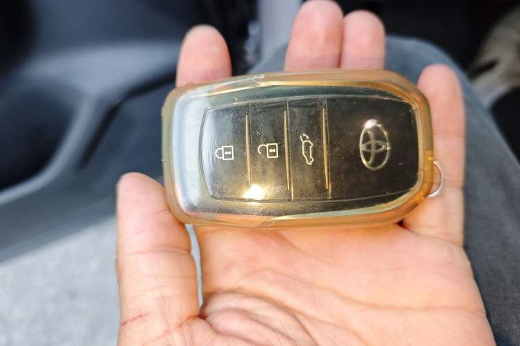 Used Toyota Venza 2023 2.5L Smart Electric Hybrid Dual-Drive Prestige Version Vehicle Key