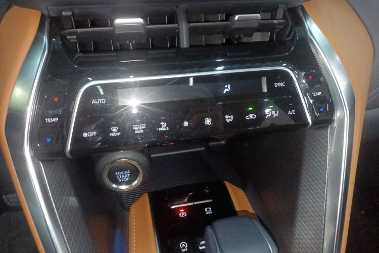Used Toyota Venza 2023 2.0L CVT Two-Wheel Drive Prestige Version Audio And AC Panel
