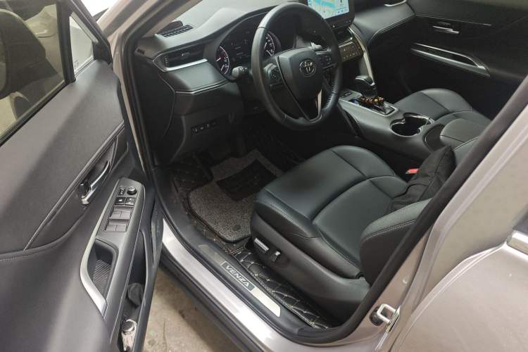 Used Toyota Venza 2023 2.0L CVT Two-Wheel Drive Luxury Edition Driver Seat