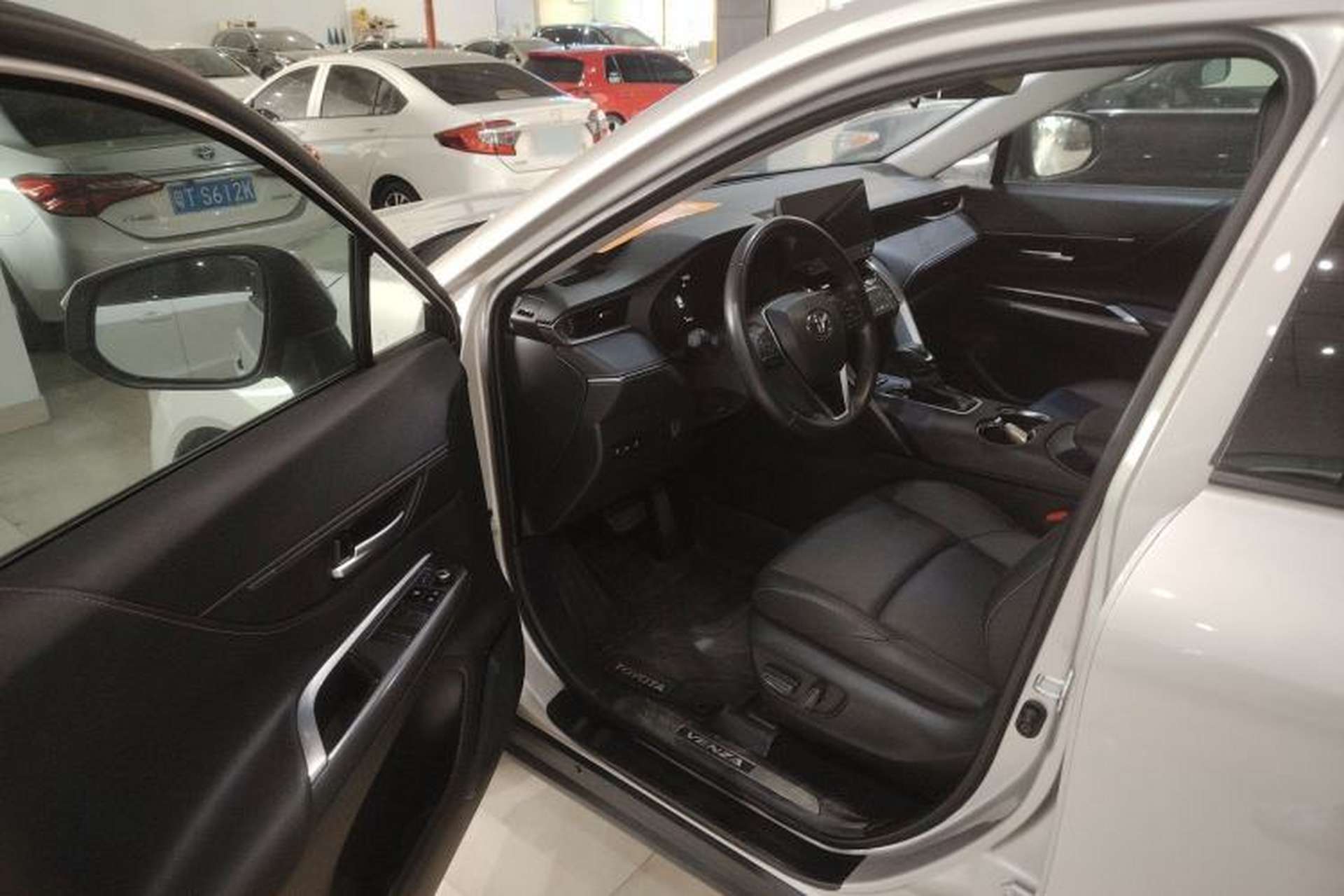 Used Toyota Venza 2023 2.0L CVT Two-Wheel Drive Luxury Edition Driver Seat