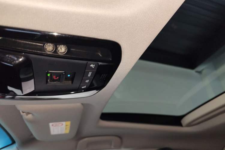 Used Toyota Venza 2023 2.0L CVT Two-Wheel Drive Prestige Version Headliner