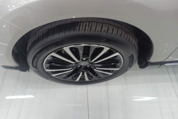Used Toyota Venza 2023 2.0L CVT Two-Wheel Drive Prestige Version Left Front Wheel Hub