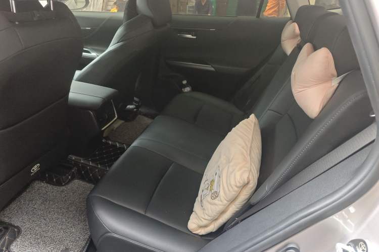 Used Toyota Venza 2023 2.0L CVT Two-Wheel Drive Luxury Edition Left Rear Seat