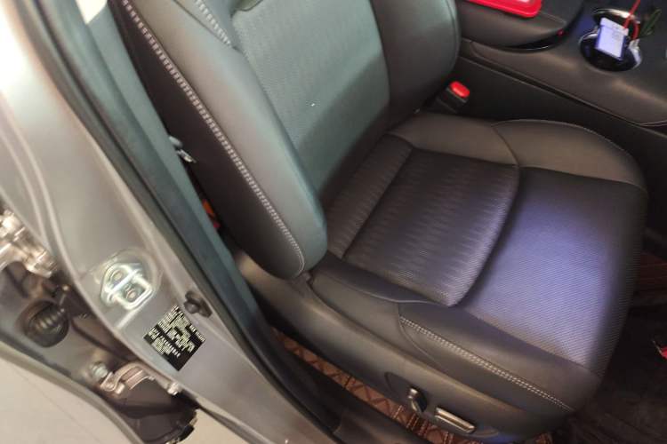 Used Toyota Venza 2023 2.0L CVT Two-Wheel Drive Prestige Version Right Front Seat