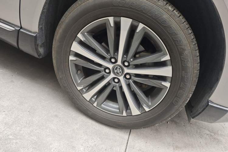 Used Toyota Venza 2023 2.0L CVT Two-Wheel Drive Luxury Edition Right Front Wheel Hub