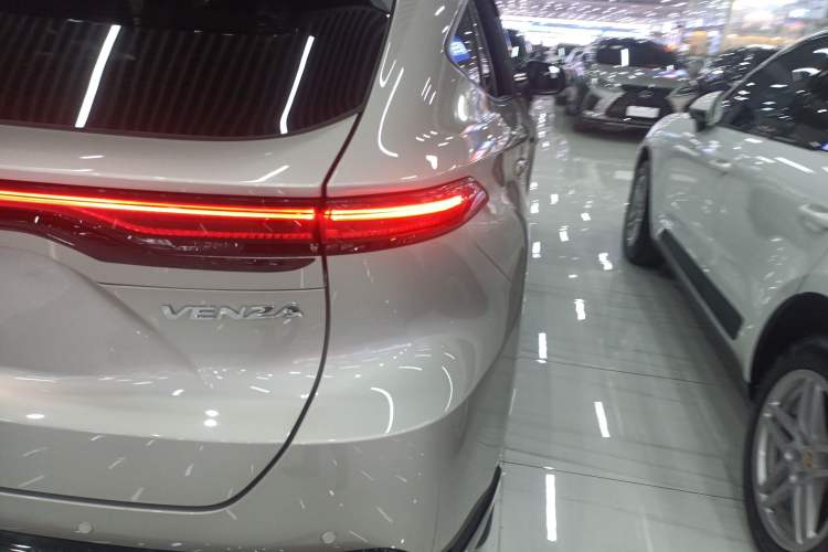 Used Toyota Venza 2023 2.0L CVT Two-Wheel Drive Prestige Version Right Rear Taillight