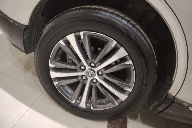 Used Toyota Venza 2023 2.0L CVT Two-Wheel Drive Luxury Edition Right Rear Wheel Hub