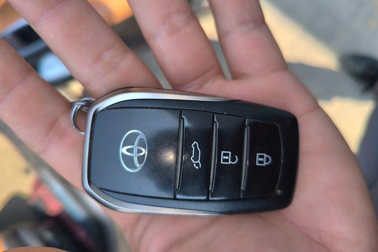 Used Toyota Venza 2023 2.5L Smart Electric Hybrid Dual-Drive Prestige Version Vehicle Key