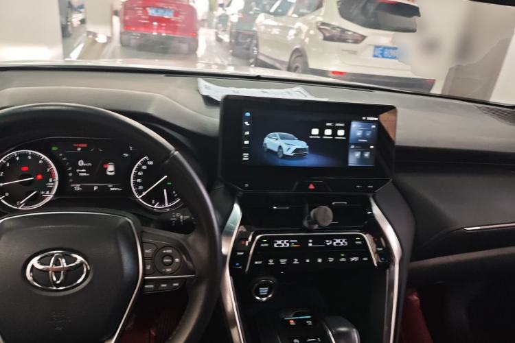 Used Toyota Venza 2023 2.0L CVT Two-Wheel Drive Luxury Edition Center Console