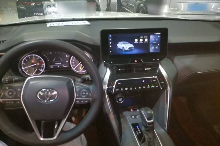Used Toyota Venza 2023 2.0L CVT Two-Wheel Drive Luxury Edition Center Console
