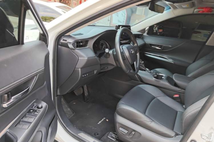 Used Toyota Venza 2023 2.0L CVT Two-Wheel Drive Luxury Edition Driver Seat