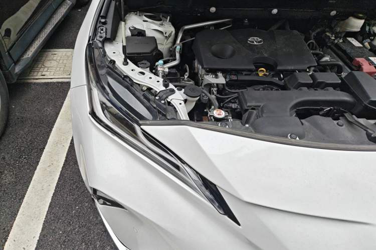 Used Toyota Venza 2023 2.0L CVT Two-Wheel Drive Prestige Version Engine Bay Right